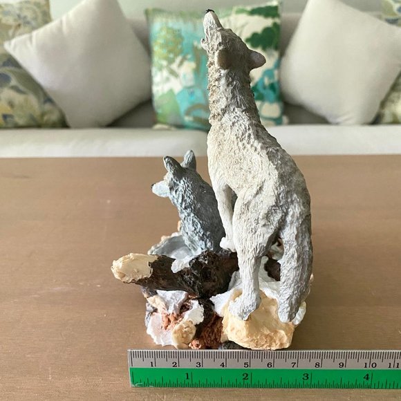 Howling And Sitting Wolves Figurine Sculpture - Picture 11 of 12